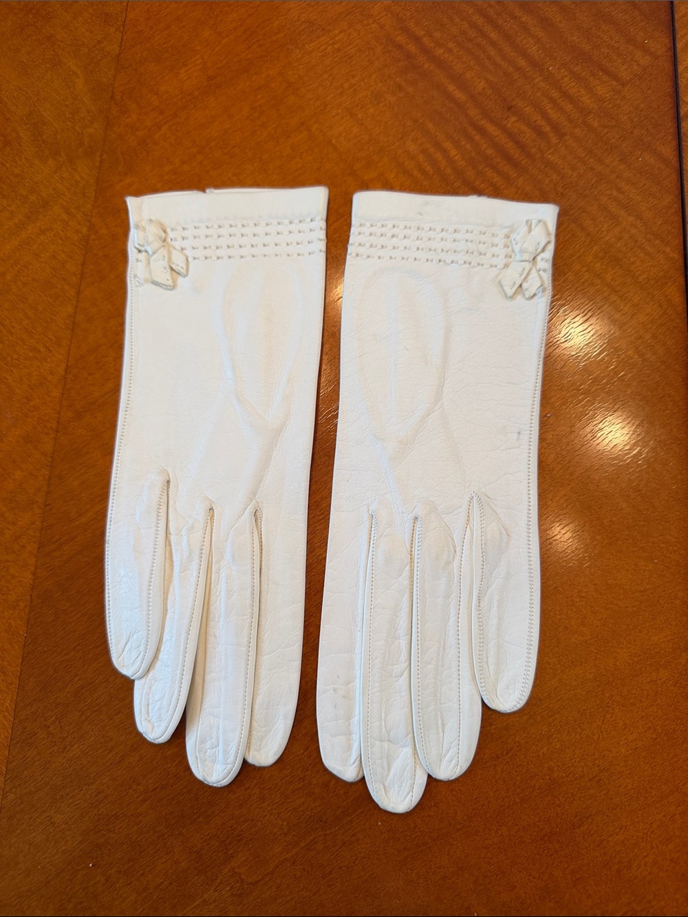 VintageClassic Women’s Cream Leather Gloves with Bow Accent small